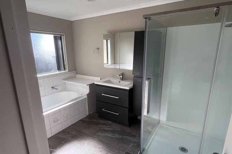 Photo of property in 1 Claremont Way, East Tamaki Heights, Auckland, 2016