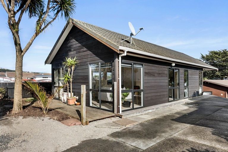 Photo of property in 63 Mana Esplanade, Paremata, Porirua, 5026
