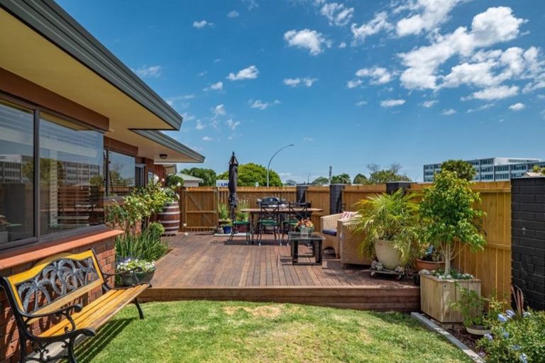 Photo of property in 1/24 Fourth Avenue, Tauranga, 3110