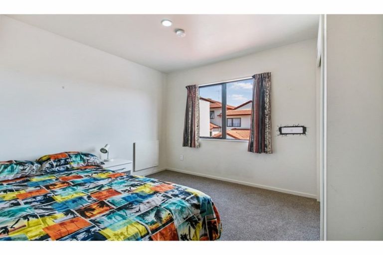 Photo of property in 9/42 Fields Parade, Oteha, Auckland, 0632