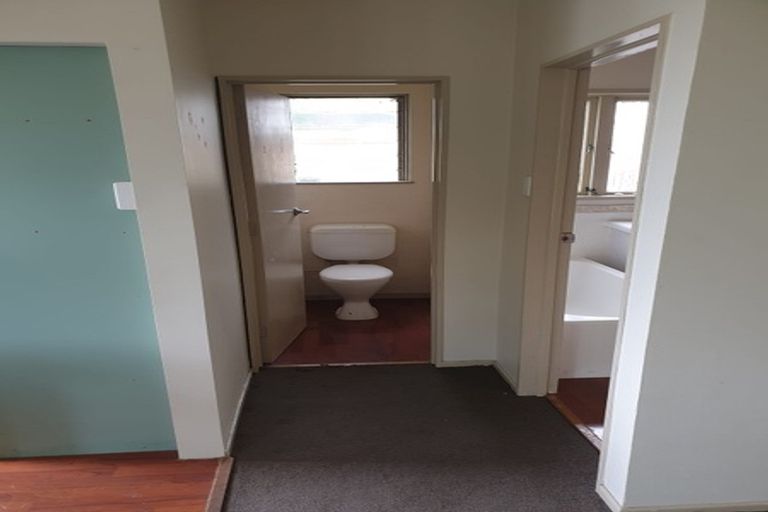 Photo of property in 16 De Val Drive, Titirangi, Auckland, 0604