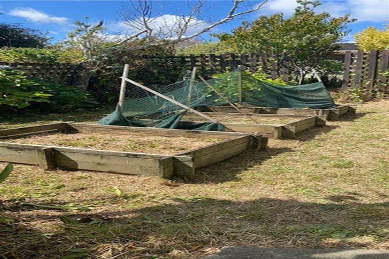 Photo of property in 2/24 Bell Street, Tawa, Wellington, 5028