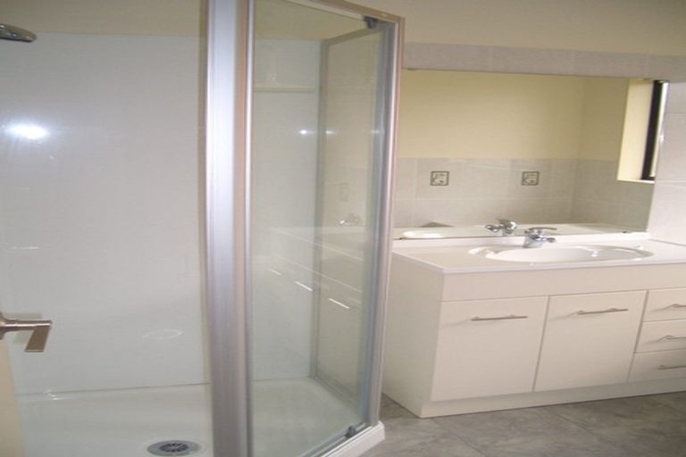 Photo of property in 5 Burton's Drive, Swanson, Auckland, 0614