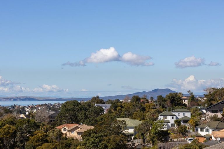 Photo of property in 2/807 East Coast Road, Northcross, Auckland, 0630