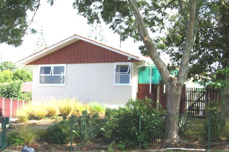 Photo of property in 4 Thornlow Street, Glendene, Auckland, 0602