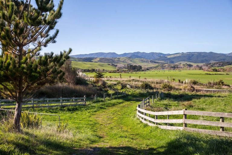 Photo of property in 32 Whangaimoana Beach Road, Whangaimoana, Pirinoa, 5772