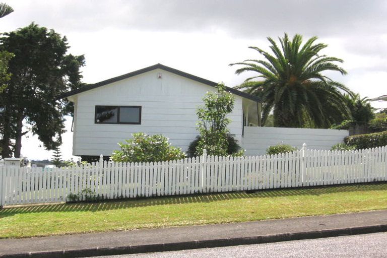 Photo of property in 16 Sunnylaw Place, Glen Eden, Auckland, 0602