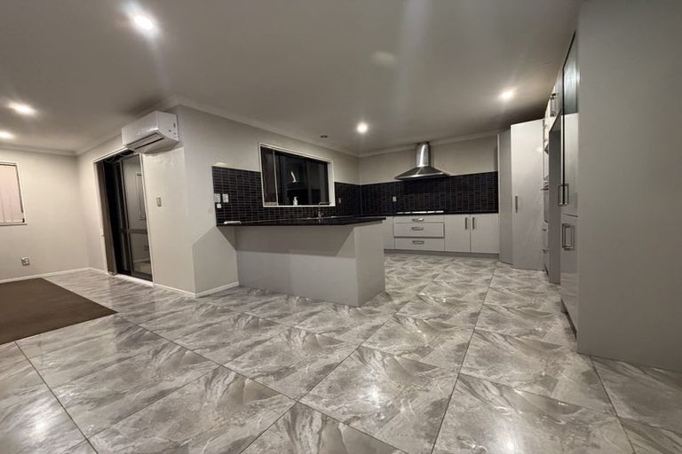 Photo of property in 43 Redoubt Road, Goodwood Heights, Auckland, 2105