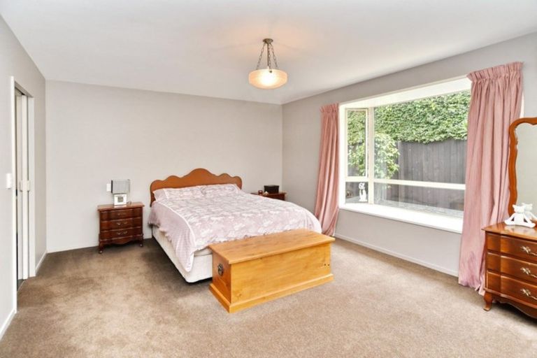 Photo of property in 27a Farnswood Place, Redwood, Christchurch, 8051