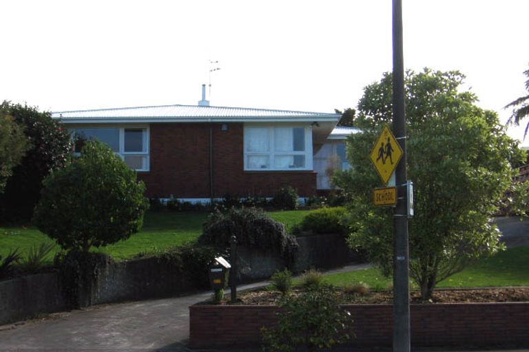 Photo of property in 42 Wikiriwhi Crescent, Awapuni, Palmerston North, 4412