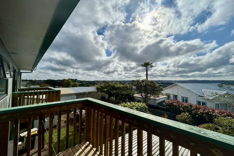 Photo of property in 1/136 Sunset Road, Unsworth Heights, Auckland, 0632