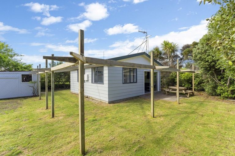 Photo of property in 8 Sand Dune Grove, Waikawa Beach, Manakau, 5573