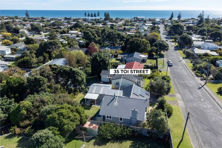 Photo of property in 35 Toi Street, Otaki Beach, Otaki, 5512