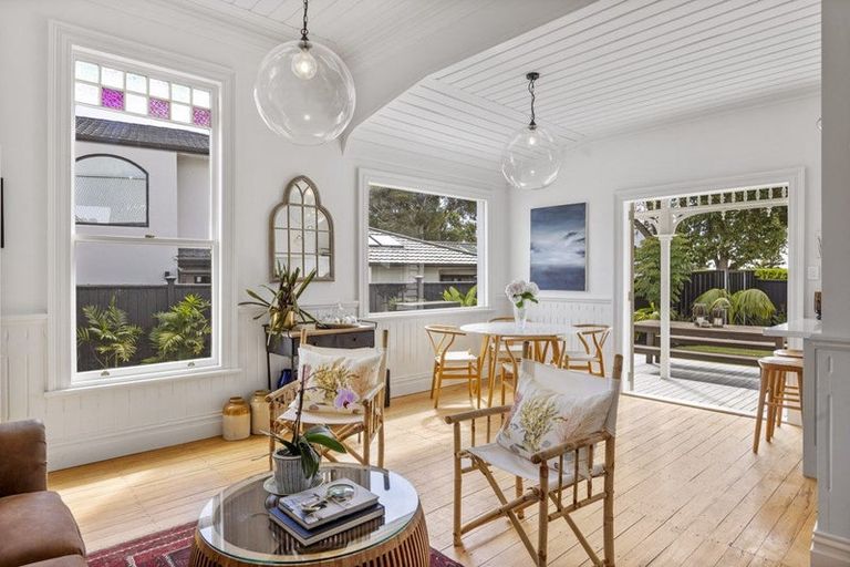 Photo of property in 329 Mangorei Road, Merrilands, New Plymouth, 4312