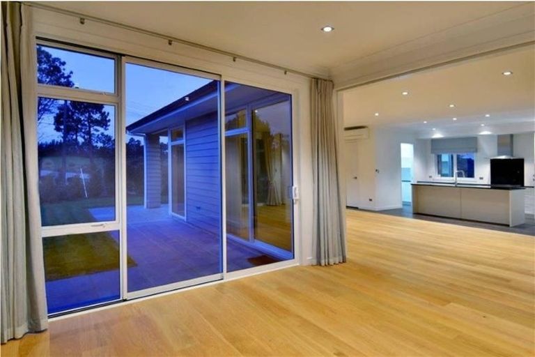 Photo of property in 2 York Terrace, Riverhead, 0820