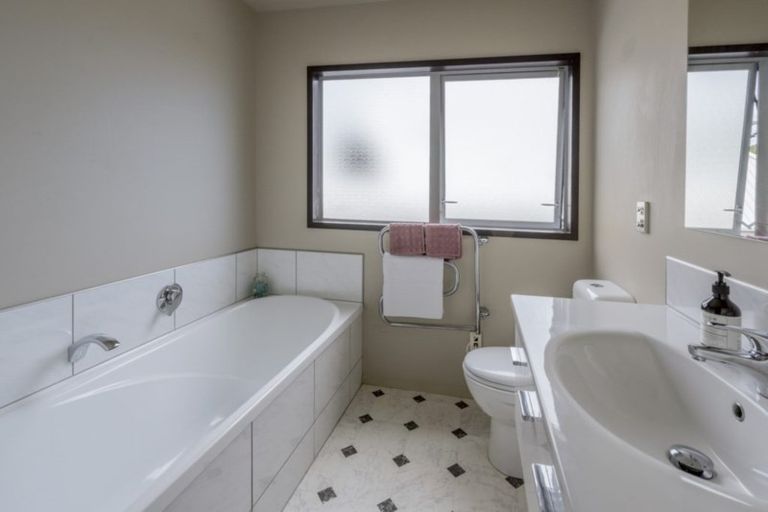 Photo of property in 48 Kotare Street, Waikanae, 5036