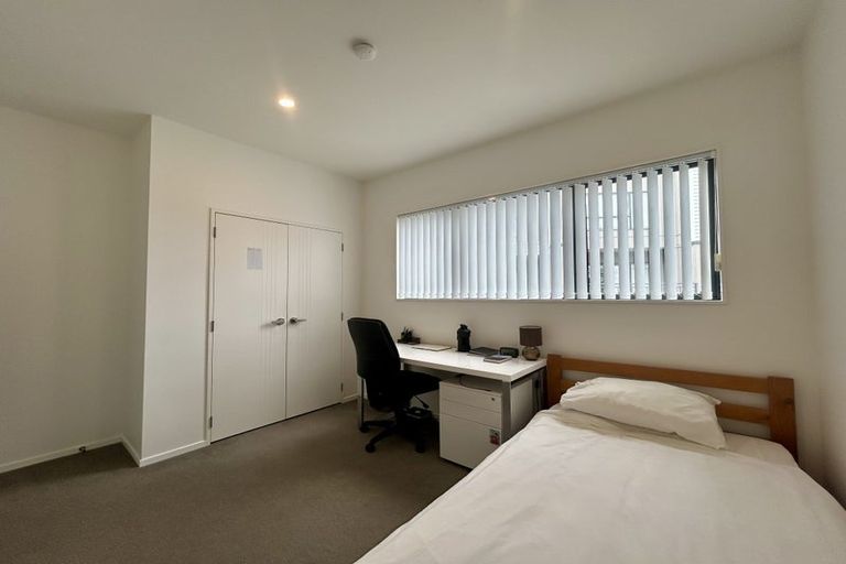 Photo of property in 2/13 Oteha Valley Road, Northcross, Auckland, 0632