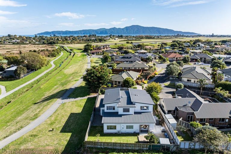 Photo of property in 61 Quadrant Heights, Paraparaumu, 5032