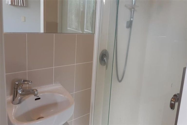 Photo of property in 10/22 Northcross Drive, Oteha, Auckland, 0632