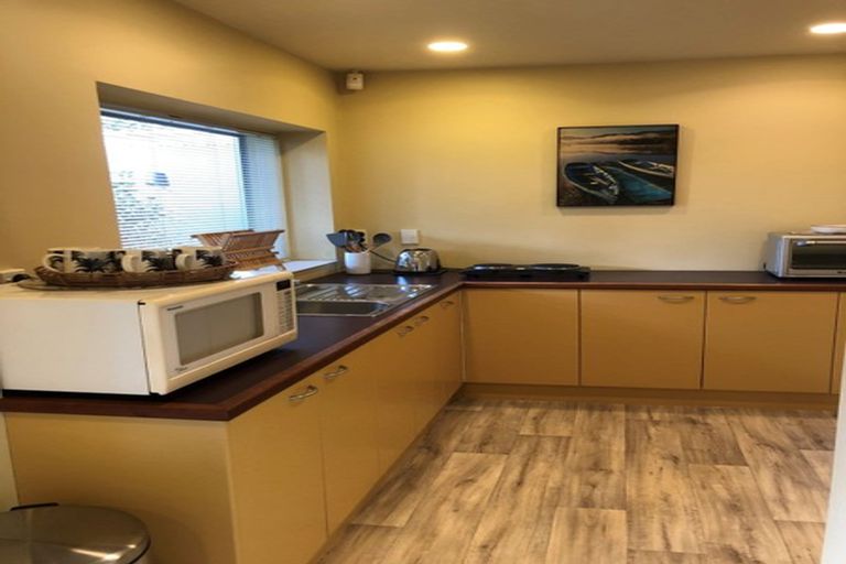 Photo of property in 12 Chelverton Terrace, Red Beach, 0932