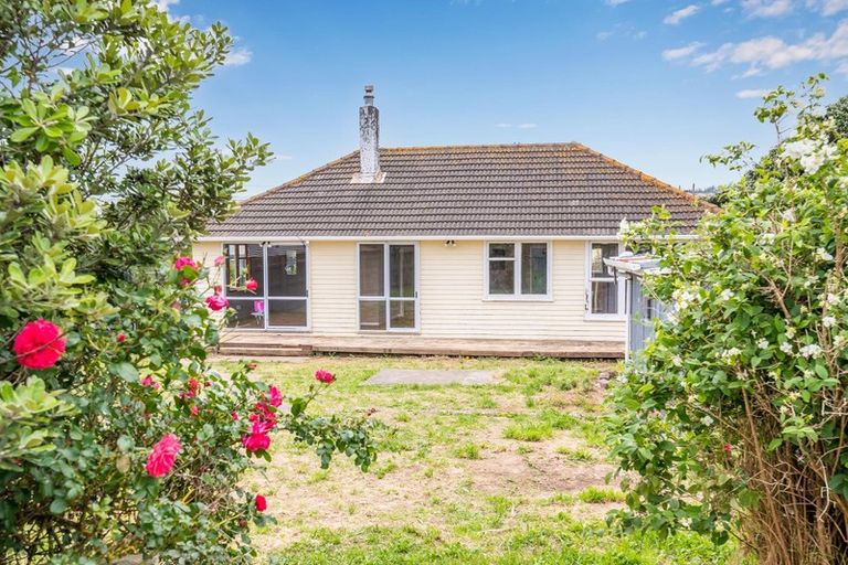 Photo of property in 25 Matahourua Crescent, Cannons Creek, Porirua, 5024