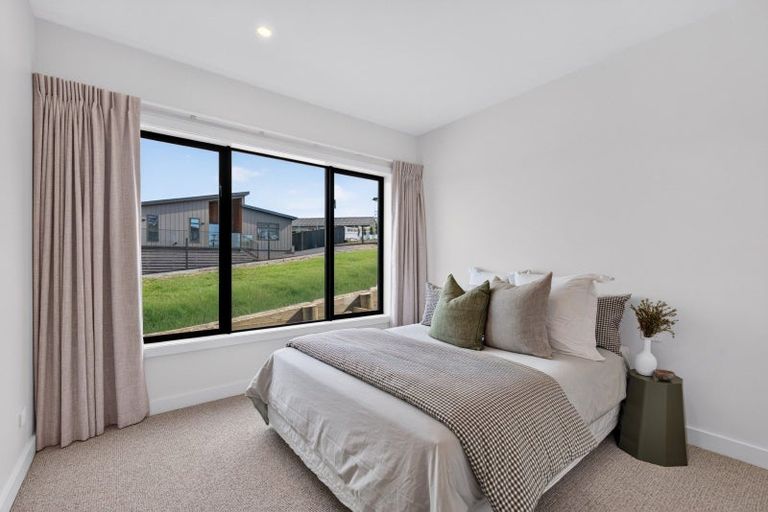 Photo of property in 21 Annie Aranui Drive, Poraiti, 4182