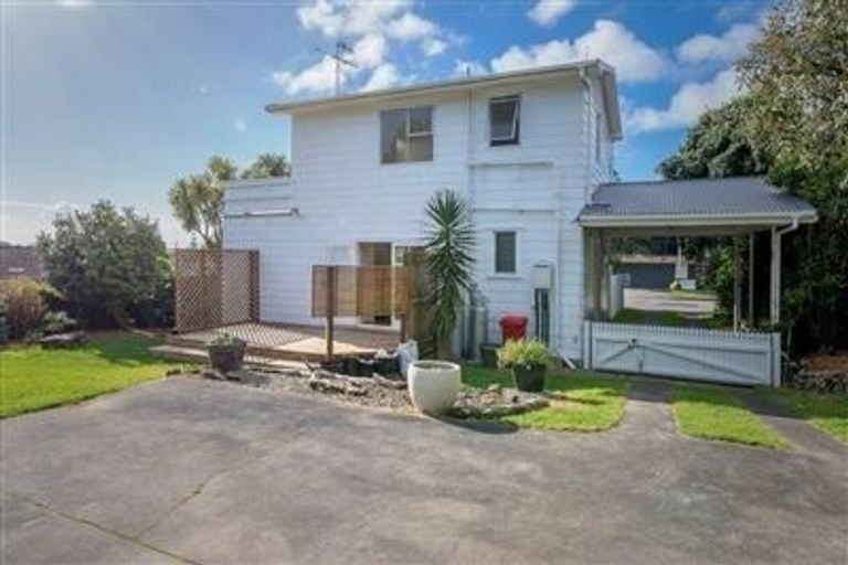 Photo of property in 6 Kaitawa Street, Waikanae Beach, Waikanae, 5036