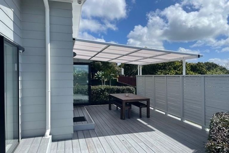Photo of property in 32 Meadowood Drive, Unsworth Heights, Auckland, 0632