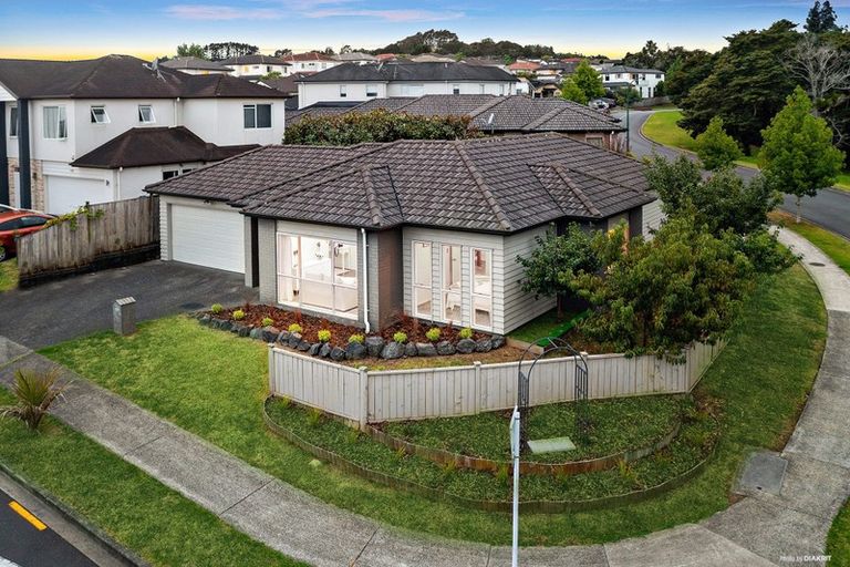 Photo of property in 1 Stamford Crescent, Flat Bush, Auckland, 2019