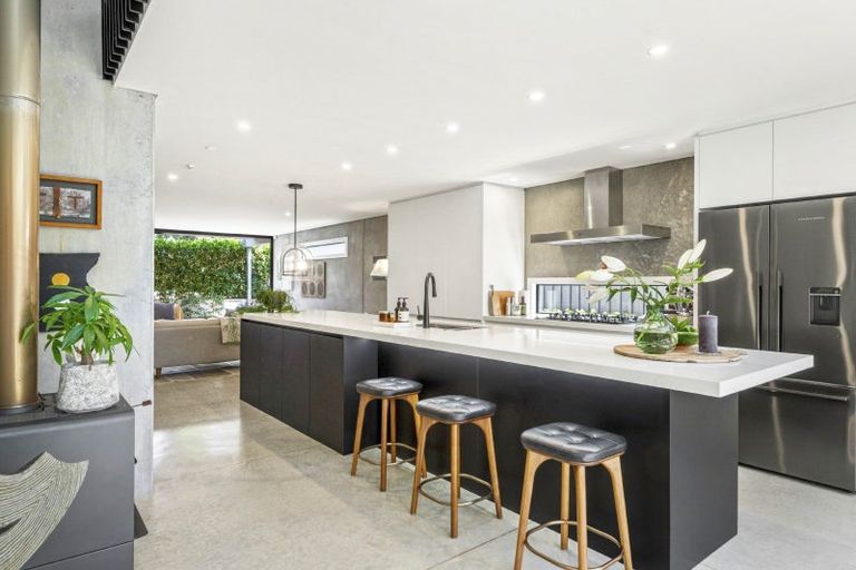 Photo of property in 81 Queen Street, Northcote Point, Auckland, 0627