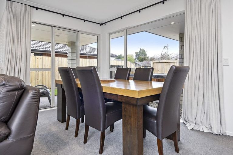 Photo of property in 13 Twin Willow Close, Cambridge, 3434