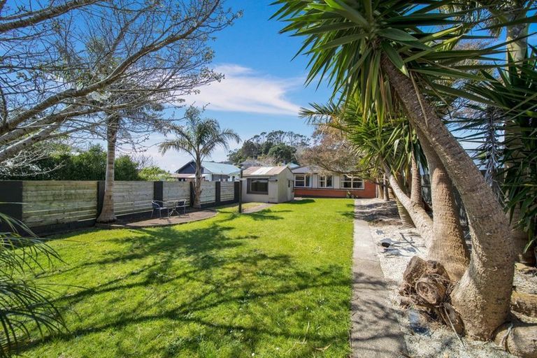 Photo of property in 72 Pioneer Road, Moturoa, New Plymouth, 4310
