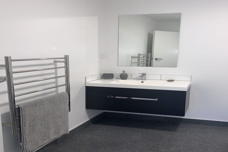 Photo of property in 111 Pupuke Road, Northcote, Auckland, 0627