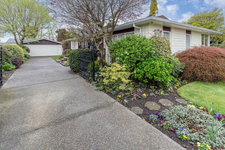 Photo of property in 28 Ambleside Drive, Burnside, Christchurch, 8053