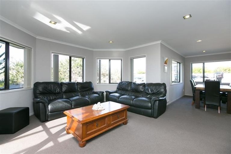 Photo of property in 21 Montrose Place, Highlands Park, New Plymouth, 4312