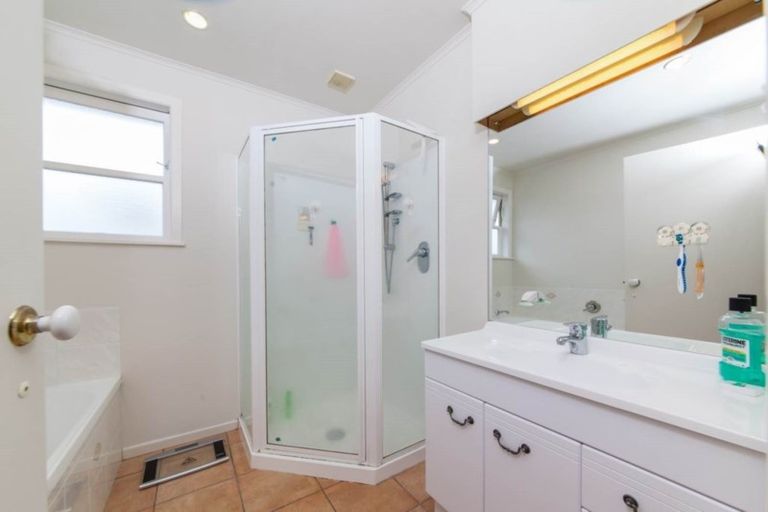 Photo of property in 76 Harrington Road, Henderson, Auckland, 0610