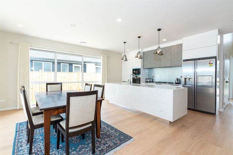 Photo of property in 10 Walter Ruddock Avenue, Kumeu, 0810