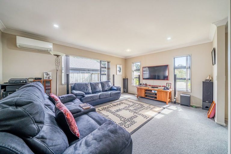 Photo of property in 5 Poppy Watts Grove, Stokes Valley, Lower Hutt, 5019
