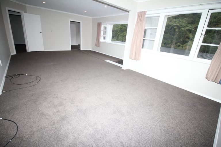 Photo of property in 52 Newlands Road, Newlands, Wellington, 6037