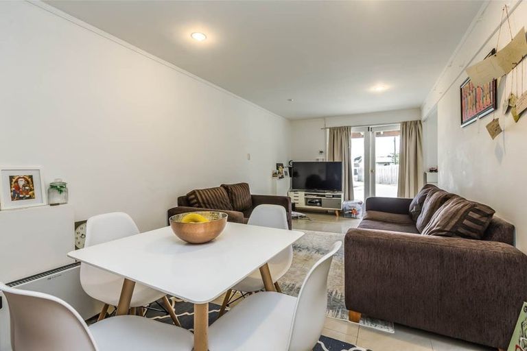 Photo of property in 15 Sunnyfield Crescent, Glenfield, Auckland, 0629