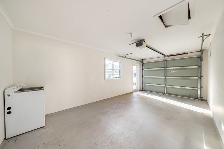 Photo of property in 42a Landsdowne Terrace, Karori, Wellington, 6012