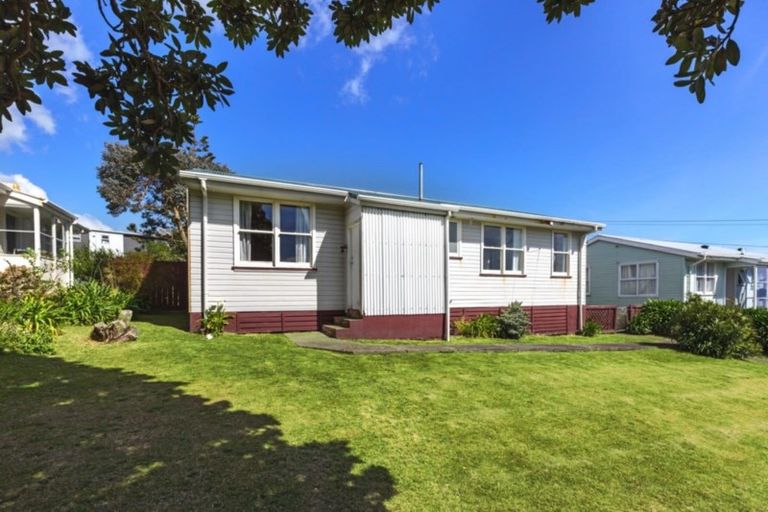 Photo of property in 18 Waiuta Street, Titahi Bay, Porirua, 5022