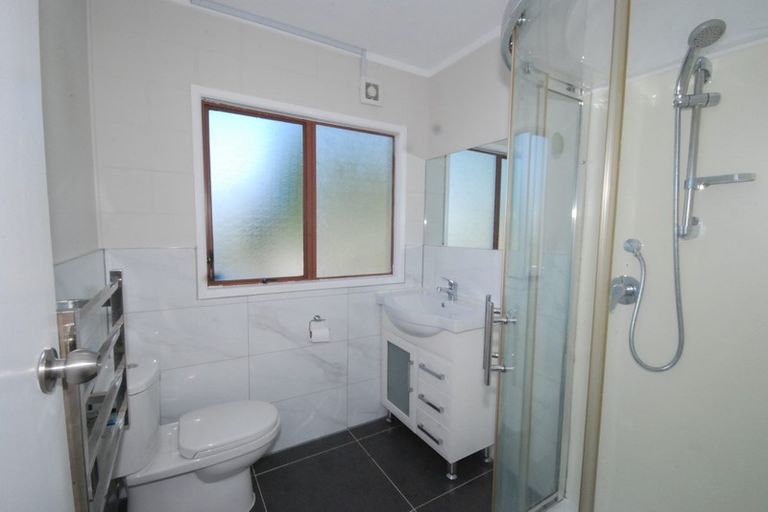 Photo of property in 1/16 Roberts Road, Glenfield, Auckland, 0629