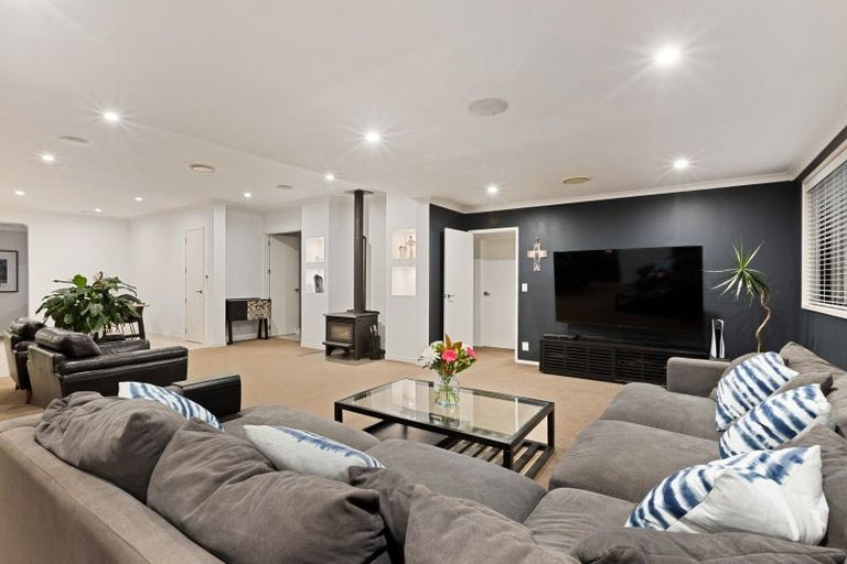 Photo of property in 23 Waldorf Crescent, Orewa, 0931