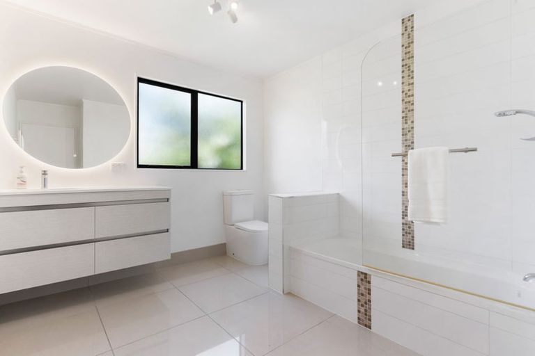 Photo of property in 2/34 Selwyn Crescent, Forrest Hill, Auckland, 0620