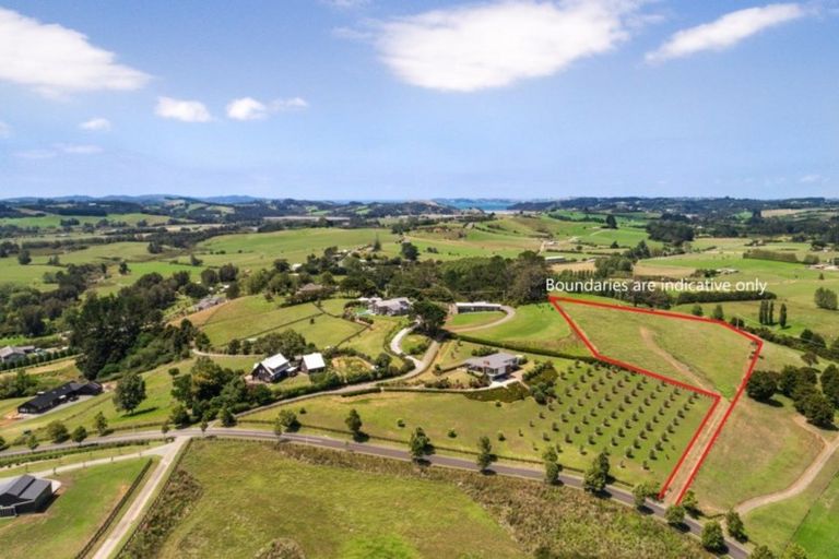 Photo of property in 17 Tamahunga Drive, Matakana, 0985