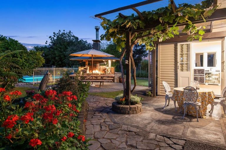 Photo of property in 723 Waitakere Road, Kumeu, 0891