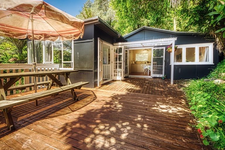 Photo of property in 16 Sylvan Glade, Piha, New Lynn, 0772