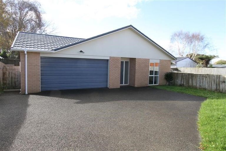 Photo of property in 12 Thornlea Grove, Waiuku, 2123