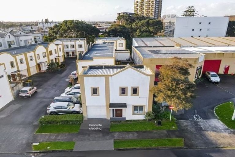 Photo of property in Emery Gardens, 1/4 Ambrico Place, New Lynn, Auckland, 0600
